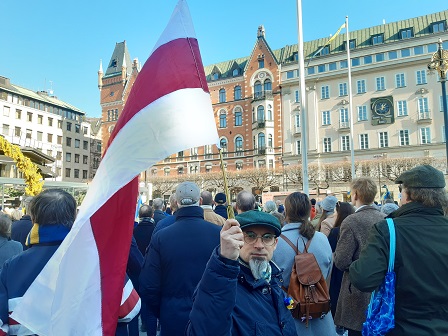 Dmitri Vasserman på Norrmalmstorg med måndagsrörelsen