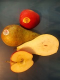 Två päronhalvor och två äpplehalvor