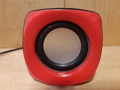 Ett fotografi av en liten högtalare.