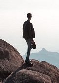 En man står på ett berg
